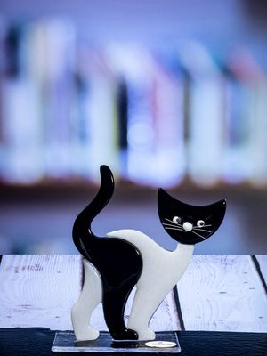 Glasfigur Kat, sort hvid med sort hoved, på glasfod