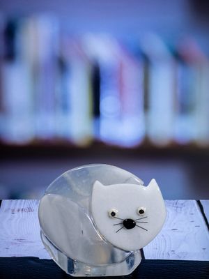 Glasfigur Kat, hvid liggende, til fyrfadslys