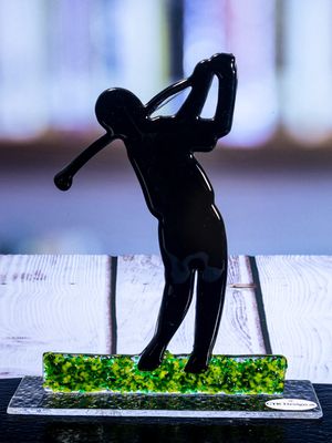 Glasfigur Golfspiller i siluet, på glasfod