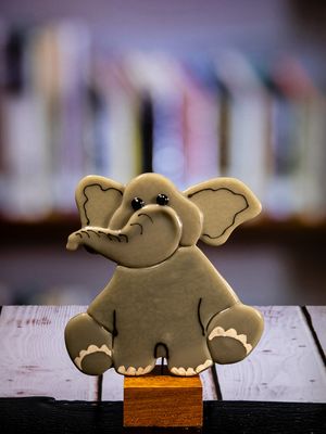 Glasfigur Elefant, grå, dumbo look, på træfod