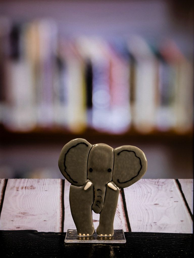 Glasfigur Elefant, grå, på glasfod