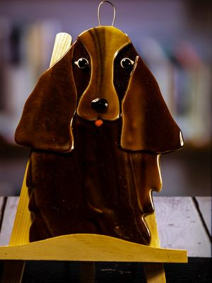 Glasfigur Hund, cocker, brun, dørskilt, til ophæng, tusch medfølger