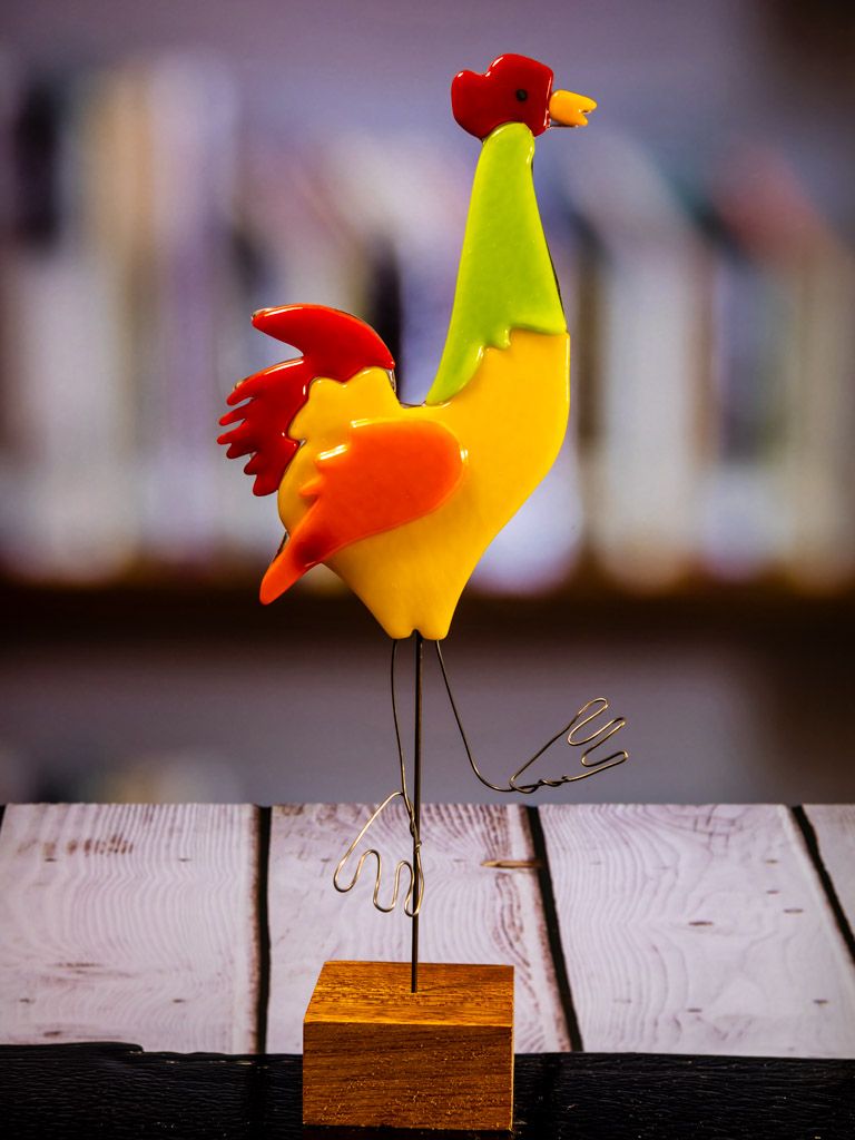 Glasfigur Høne, høj, gul, orange, grøn, rød, kigger mod øst, på træfod