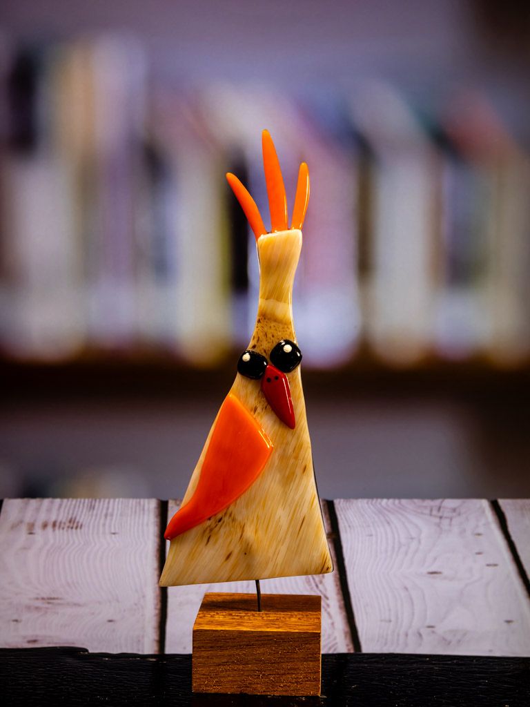 Glasfigur Fugl, trekantet, orange, brun meleret, på træfod