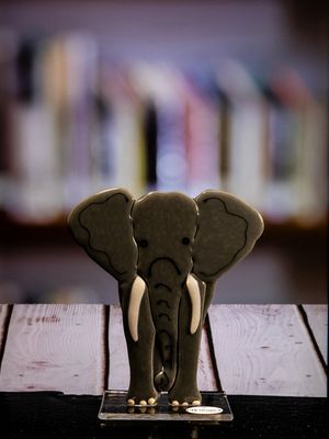 Glasfigur Elefant, grå, på glasfod 02
