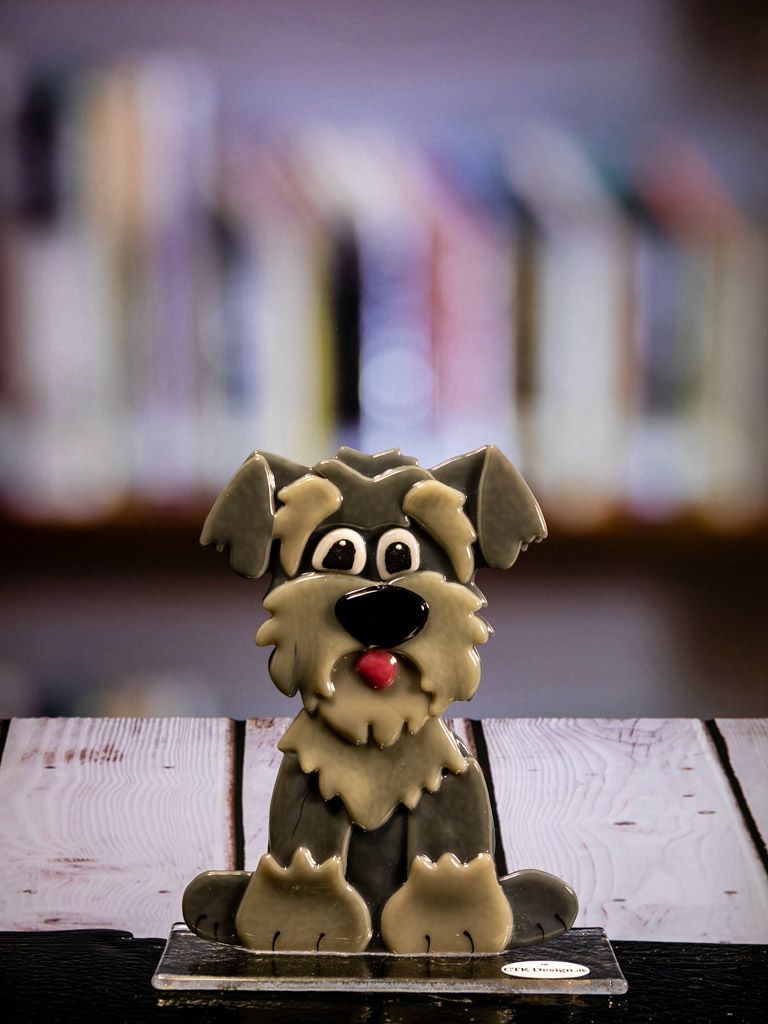 Glasfigur Hund, skotte, grå, idefix, på glasfod