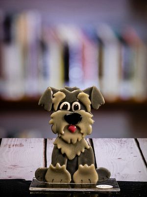 Glasfigur Hund, skotte, grå, idefix, på glasfod