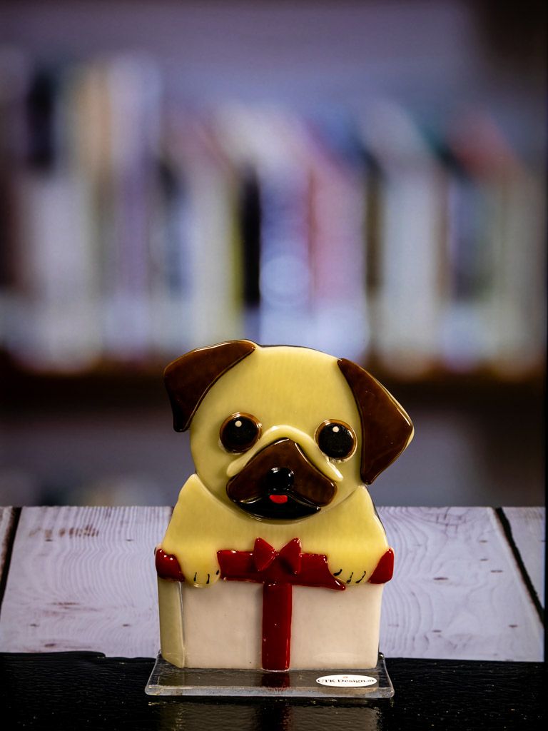 Glasfigur Hund, Mops, brun, lys, som gave, på glasfod