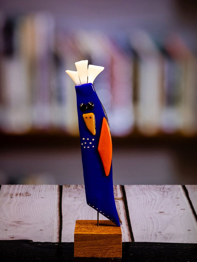 Glasfigur Fugl, trekantet, blå, hvid, orange, på træfod
