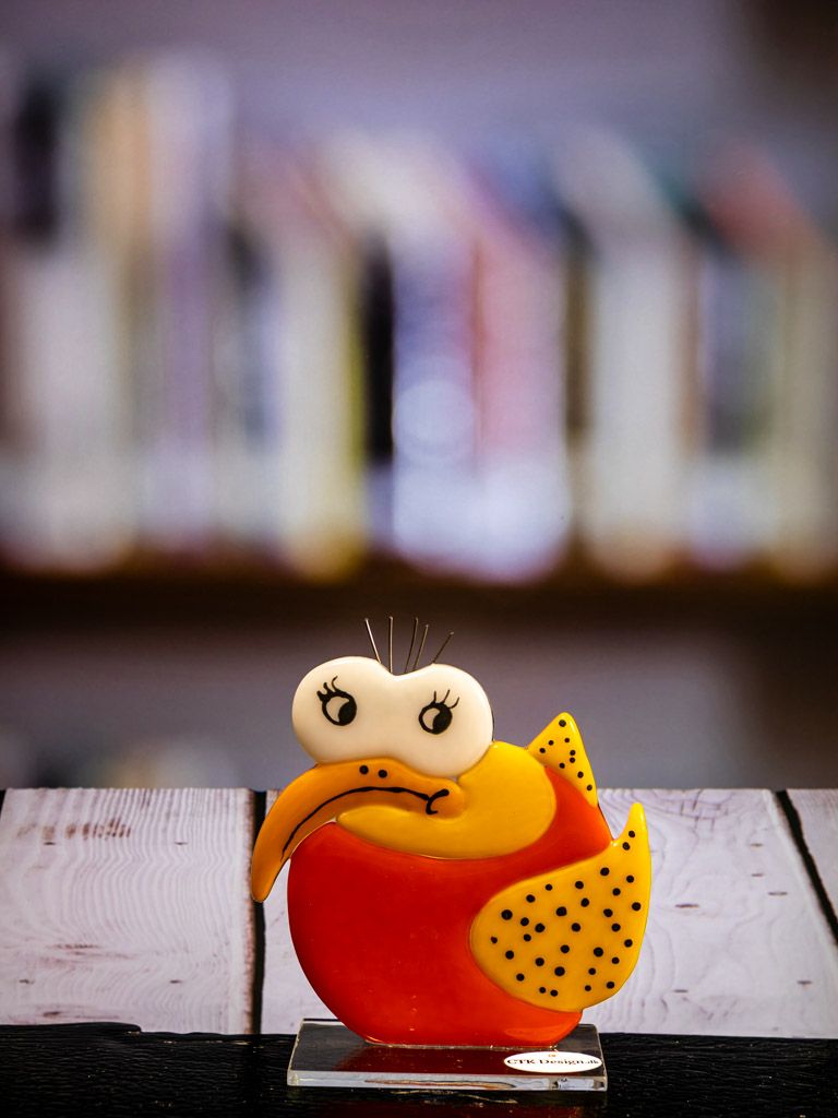 Glasfigur Fugl, rund, orange, gul, på glasfod