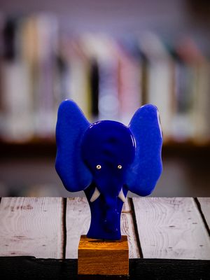 Glasfigur Elefant, blå, på træfod