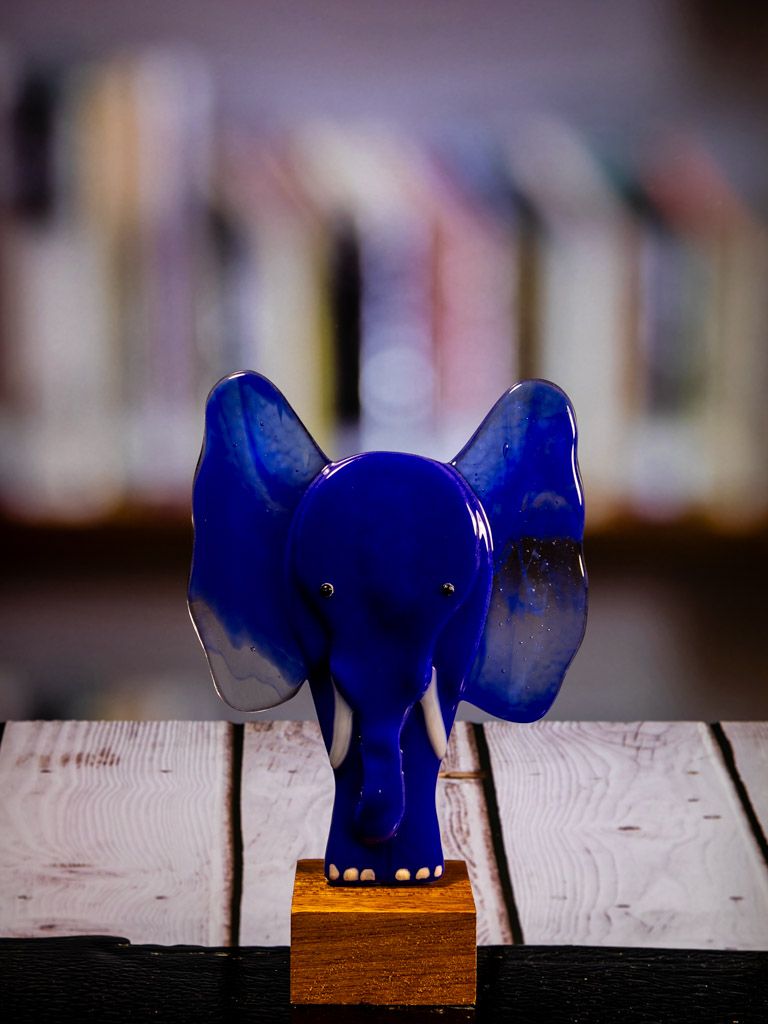 Glasfigur Elefant, blå, transparente ører, på træfod