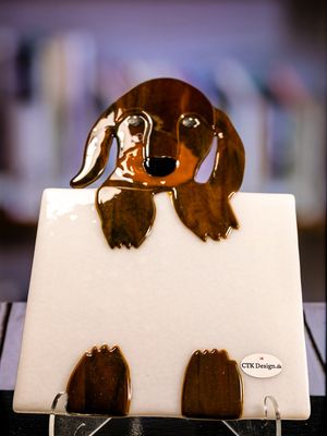 Glasfigur Hund, gravhund, dørskilt, med tusch.