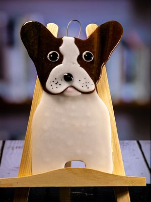Glasfigur Hund, fransk bulldog, hvid, brun, dørskilt, til ophæng, tusch medfølger