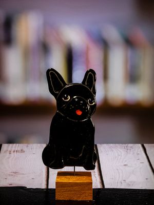 Glasfigur Hund, engelsk bulldog, kigger lige frem, på træfod