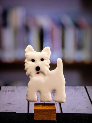 Glasfigur Hund, skotte, hvid, på træfod