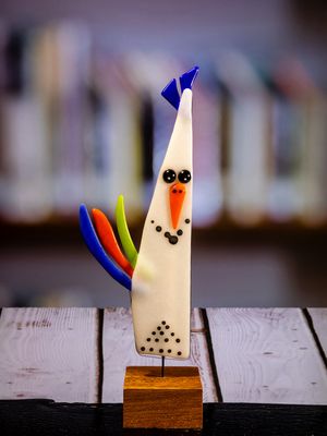 Glasfigur Fugl, trekantet, hvid, blå, grøn, orange, på træfod
