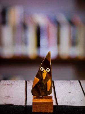 Glasfigur Fugl, trekantet, brun, orange, på træfod