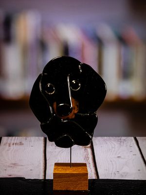Glasfigur Hund, gravhund, sort, brun, på træfod