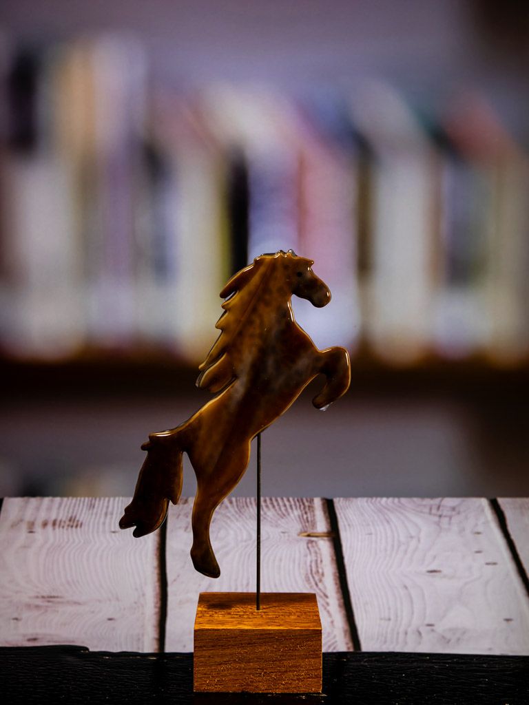 Glasfigur Hest, brun, grå meleret, stejler, på træfod