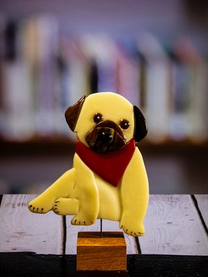 Glasfigur Hund, Mops, brun, lys, rødt tørklæde, på træfod