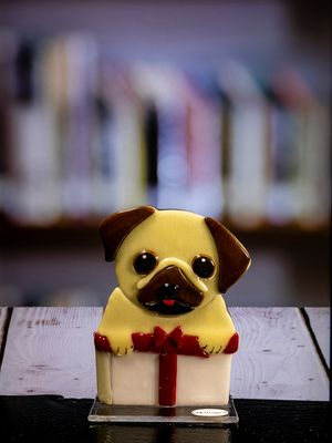 Glasfigur Hund, Mops, brun, lys, som gave, på glasfod
