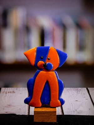 Glasfigur Hund, gadekryds, blå, orange, på træfod