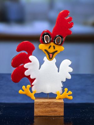 Glasfigur, rød hvid hane på træ fod