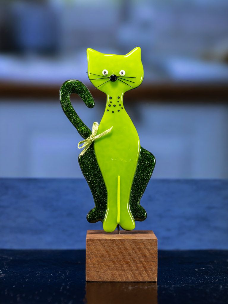 Glasfigur, grøn kat på med guld sløjfe på træfod