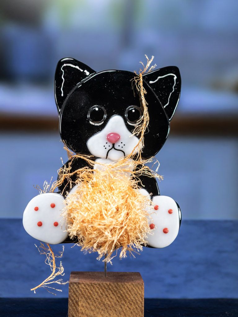 Glasfigur, Kat sort hvid med garnnøgle på træfod