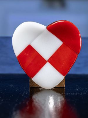 Glasfigur, Rød og hvidt flettet hjerte, lysetage, skål