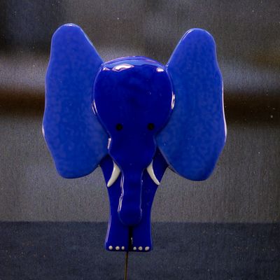 Glasfigur, blå elefant, set forfra