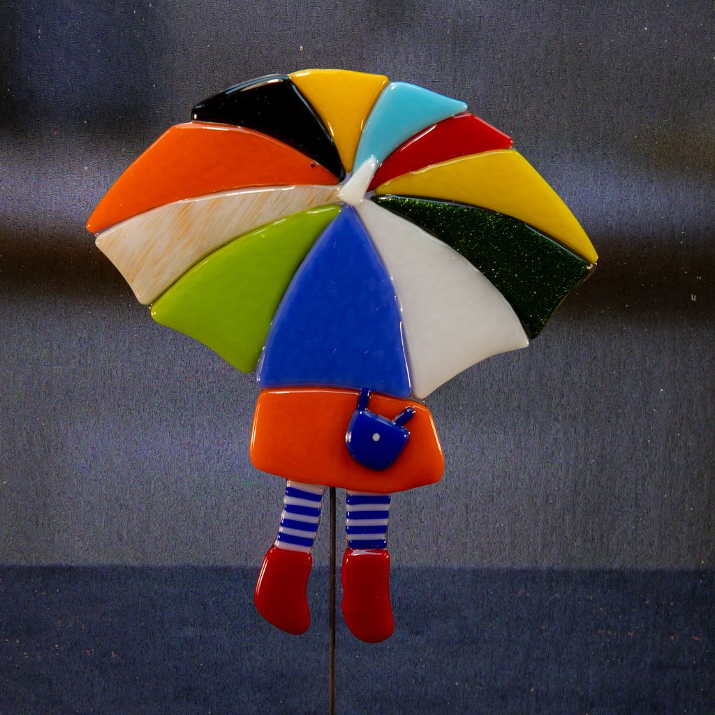 Glasfigur, paraply pige, orange kjole, blå hvid stribet strømper og røde støvler