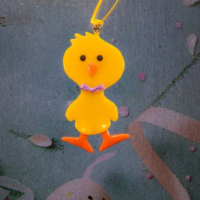Glasfigur, påske kylling med violet butterfly, kigger lige frem, til ophæng