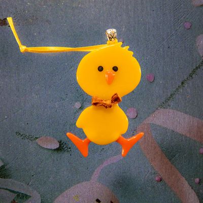 Glasfigur, påske kylling med brun butterfly, kigger lige frem, til ophæng
