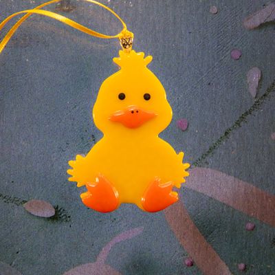 Glasfigur, påske ælling siddende, til ophæng