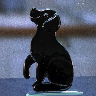 Glasfigur, hund, sort labrador hvalp på glasfod