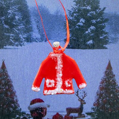 Julesweater, rød med hvid lukning og lommer, til ophæng