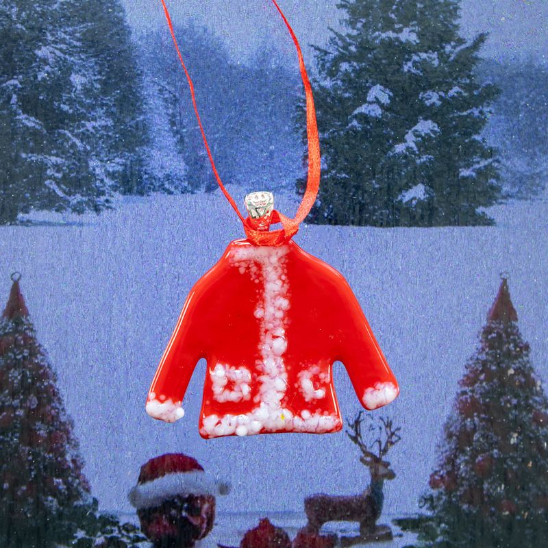 Julesweater, rød med hvid lukning og lommer, til ophæng