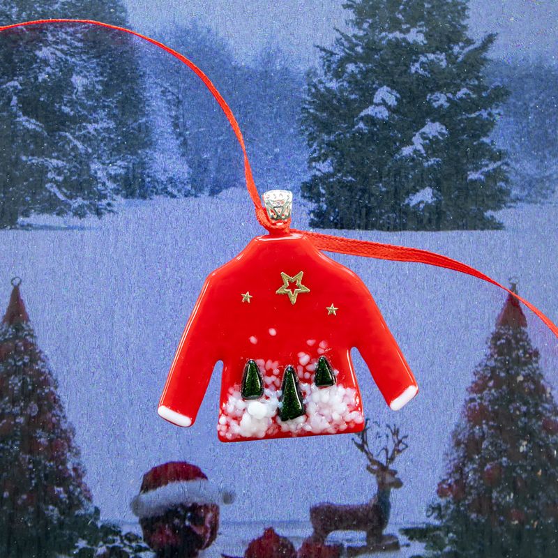 Julesweater, rød med træer og guld stjerner, til ophæng