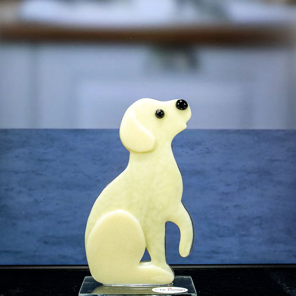 Glasfigur, hund, labrador, hvalp, lys, ser mod højre, på glasfod