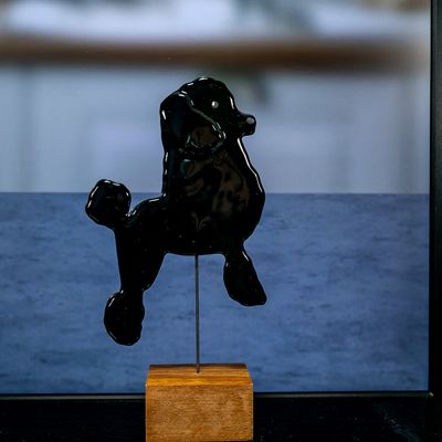Glasfigur, hund, puddel, sort, går mod højre, med træfod