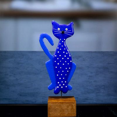 Glasfigur, kat, rød, mørk cobolt blå, cobolt blå bagben og hale til venstre, små hvide pletter på krop, på træfod