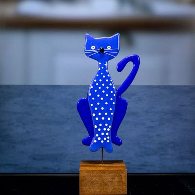 Glasfigur, kat, rød, cobolt blå, mørk cobolt blå bagben og hale til højre, små hvide pletter på krop, på træfod