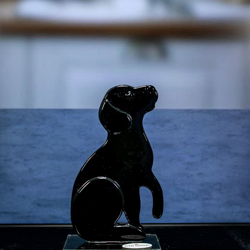 Glasfigur, hund, labrador, hvalp, sort, ser mod højre, på glasfod
