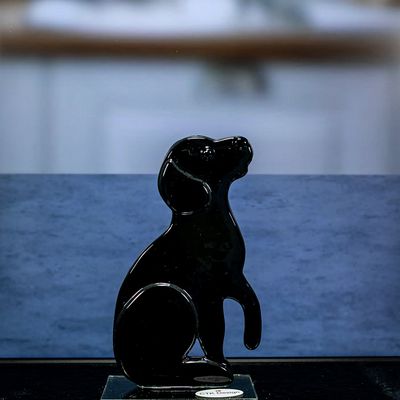 Glasfigur, hund, labrador, hvalp, sort, ser mod højre, på glasfod