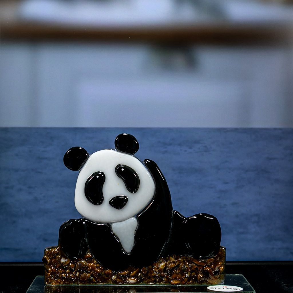 Glasfigur, panda, siddende på jorden, på glasfod