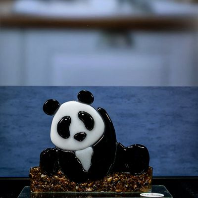 Glasfigur, panda, siddende på jorden, på glasfod