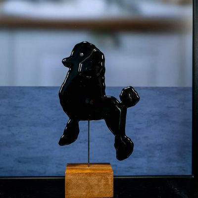 Glasfigur, hund, puddel, sort, går mod venstre, med træfod
