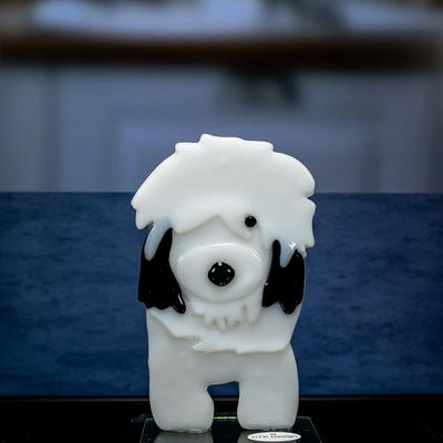 Glasfigur, hund, hyrdehund, hvid med sorte ører, på glasfod